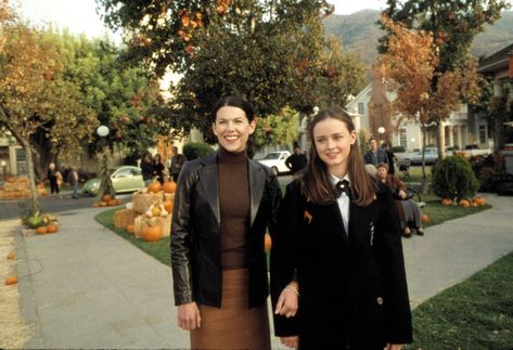 We Found an Old-School "Gilmore Girls" Blooper Reel That Will Fully Make Your Day Gilmore Girls Episodes, Gilmore Girls Lorelai, Gilmore Girls Fashion, Amy Sherman Palladino, Leni Klum, Gilmore Girls Fan, Gilmore Girl, Lauren Graham, Alexis Bledel