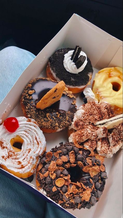 Donat Aesthetic, Donuts Aesthetic, Fancy Donuts, Donut Store, Donuts Gourmet, Delicious Donuts, Think Food, Snap Food, Cute Desserts