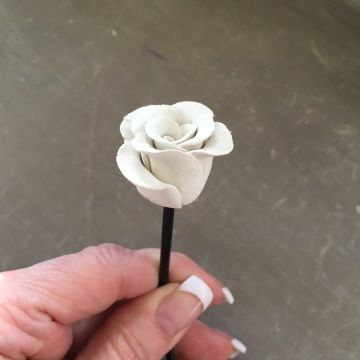 Air Dry Clay Rose, Paperclay Projects, Clay Rose, Blue Slime, Spoon Art, Air Dry Clay Projects, Valentines Roses, Craft Lovers, All Craft