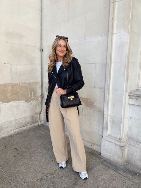 Cream Pants Winter Outfit, Beige Pants Winter Outfit, Cargo Beige Pants Outfit, How To Style Cream Pants, Beige Wide-leg Cargo Pants For Fall, High-waisted Khaki Cargo Pants For Fall, Fall Wide Leg Khaki Cargo Pants, Chic Wide-leg Cargo Pants For Fall, Neutral High-waisted Pants For Fall