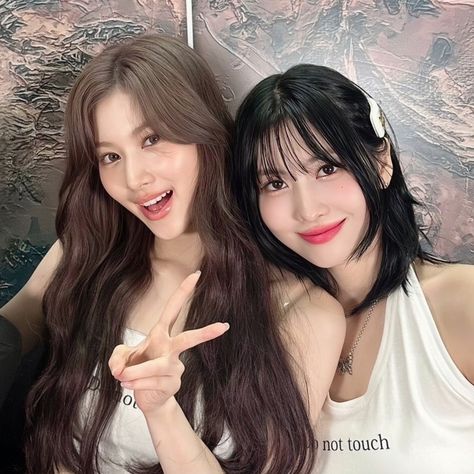 [account dedicated to twice] sana and momo twice icons Iq Sana And Momo, Momo Twice Icons, Comfort Friend, Momo Twice, Sana Momo, Dara Kpop, Twice Kpop, Minatozaki Sana, Twice Sana