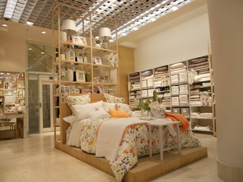 Zara Home. Escaparate interior. Zara Home Design, Zara Home Interiors, Zara Home Bedroom, Wood Bed Design, Shop House Plans, Shop Window Design, Store Design Interior, Bedding Stores, Store Interior