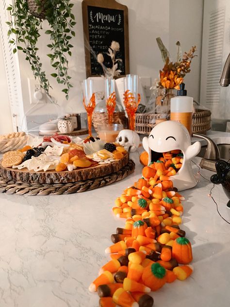 Cute Halloween Table Decor, Halloween Table Food Display, Halloween Food Table Decor, Halloween Food Table Display, Halloween Dessert Table Ideas, Halloween Buffet Decor, Halloween Party Table Setup, Halloween Grazing Table, Halloween Food Display