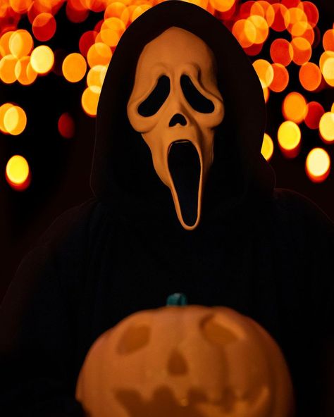 Ghostface Desktop Wallpaper, Scream Desktop Wallpaper, Ghostface Computer Wallpaper, Orange Horror Aesthetic, Ghostface Fall Aesthetic, Ghostface With Phone, Ghostface Mask Aesthetic, Ghost Face Wallpaper Aesthetic, Scary Movie 3