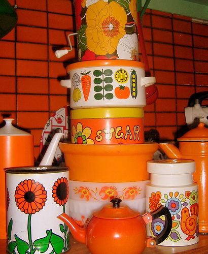 Orange love! 70s Retro Style, 70s Kitchen, Vintage Canisters, Kitschy Kitchen, 70s Decor, 70s Home Decor, Orange Kitchen, Casa Vintage, Deco Retro