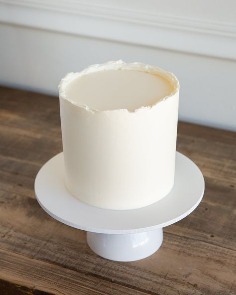 Raw Edge Cake, Plain White Buttercream Cake, White Plain Wedding Cake, Minimal Frosting Wedding Cake, White Textured Buttercream Cake, Wedding Cake Buttercream Frosting, White Ribbed Wedding Cake, Feather Cake, Wedding Cake Designs Simple