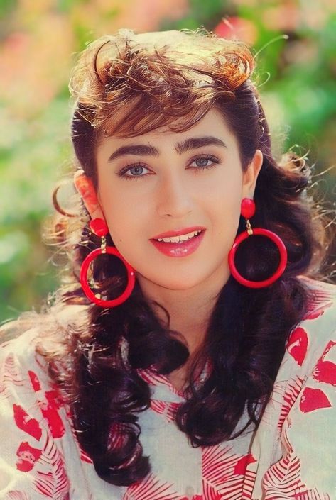 90s Bollywood Actress, Kareena Kapoor Pics, Karishma Kapoor, 90s Actresses, Romantic Couple Poses, Beautiful Love Images, Bollywood Pictures, Bollywood Posters, Karisma Kapoor