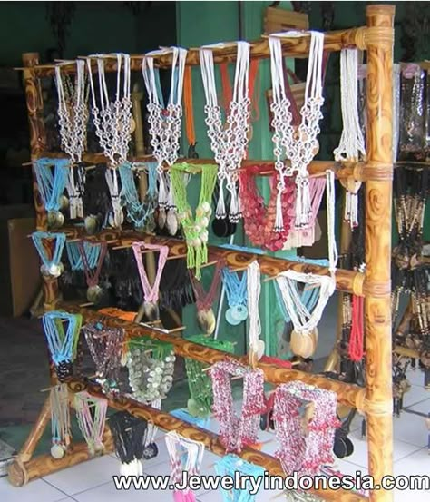 Backdrop Display Ideas, Jewelry Store Display Ideas, Tradeshow Display Ideas, Store Jewelry Display, Diy Wooden Jewelry, Marketing Jewelry, Necklace Holders, Market Display Ideas, Craft Displays