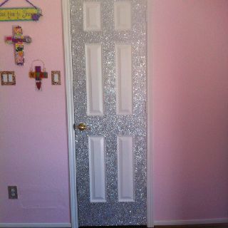 Bedazzled my door with a hot glue gun and rhinestones! Turned out super cute! Bedazzled Wall Art Ideas, Bedazzled Mirror, Bedazzled Battery, Badazzel Bed, Bedazzled Letters, Diy Bling, Bling Crafts, Beauty Room Decor, Diy Rhinestone