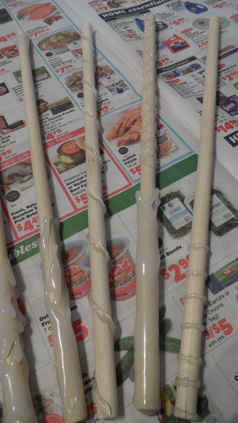 Harry Potter Wands Diy Hot Glue, Diy Wands Harry Potter, Diy Magic Wand, Harry Potter Stick, Diy Harry Potter Wands, Voldemort Wand, Hermiones Wand, Harry Potter Theme Birthday, Witch Wand