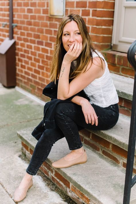 Black Flats Outfit, Ballet Shoes Outfit, Everlane Day Glove, Slipper Outfit, Flat Shoes Outfit, Tan Outfit, Dress With Flats, Brown Ballet Flats, Ballet Flats Outfit