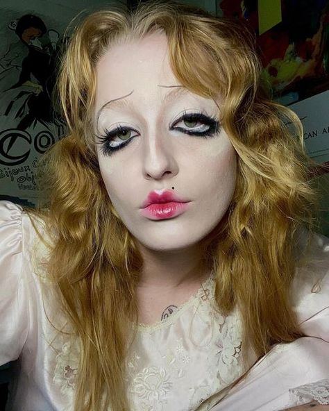 evelyn on Instagram: "Redid my old porcelain doll look✅" Mrs Bella, Porcelain Doll Makeup, Funky Makeup, Vampire Bride, Drag Makeup, Swag Makeup, Smink Inspiration, Cool Makeup Looks, Interesting Images