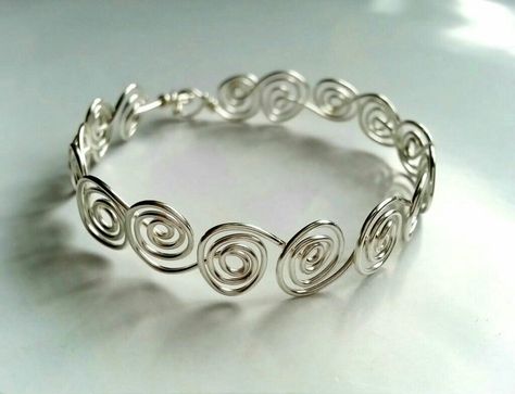 Diy Wire Bracelet, Wire Bracelets Diy, Wire Bracelet Tutorial, Wrapping Tutorial, Wrapped Rings, Viking Knit, Wire Trees, Wire Bracelets, Bijoux Fil Aluminium