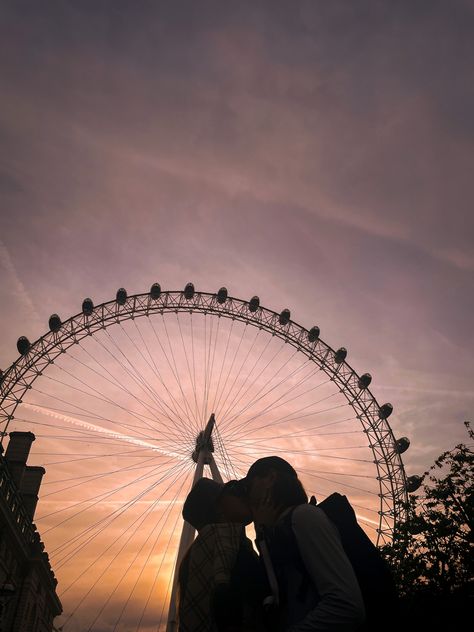 Couple kissing in front of the London Eye London Eye Couple, London Eye At Night, Sunset London, London Couple, London Wallpaper, Night Couple, London Pictures, Bad Friends, Friends Series