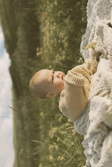 Baby Nature Photoshoot, Family Film Photography, Faceless Baby Photos, 8 Month Old Photoshoot, Baby Photoshoot Ideas Outdoor, Family Of 7 Photoshoot, Blanket Photoshoot Ideas, Life In Nature, Parenting Photography