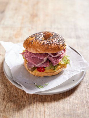 Succulent and full of flavour, Jamie's homemade salt beef recipe is delicious with bagels, mustard and pickles. Salt Beef Recipe, Salted Beef Recipe, Salt Beef, Perfect Roast Beef, Homemade Mustard, Fakeaway Recipes, Homemade Bagels, Jamie Oliver Recipes, Roast Beef Recipes