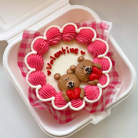 Mini Valentine Cakes, Valentines Cakes And Cupcakes, Mini Pastelitos, Valentines Cakes, Cake For Boyfriend, Valentines Cake, Valentines Baking, Bento Cakes, Mini Cakes Birthday