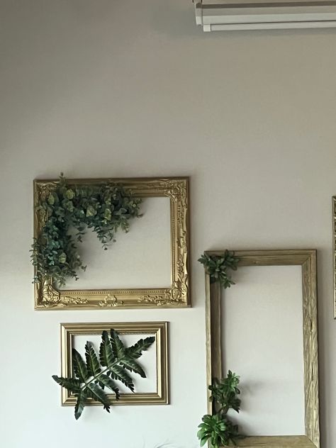 cute room decor Eucalyptus Picture Wall, Picture Frame With Plants, Wall Leaf Decor, Mirror With Vines Around It, Diy Gold Wall Decor, Plant Picture Wall Decor, Plant Wall Frame, Unique Wall Decor Ideas Creative, Gallery Wall With Plants