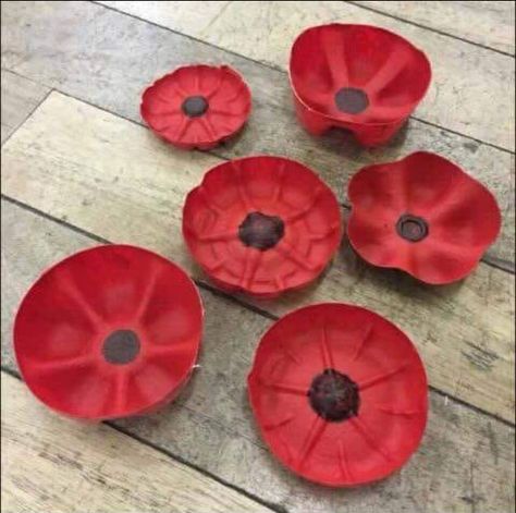 Bottle bottom poppies Remembrance Day Craft, Poppy Craft For Kids, Remembrance Day Activities, Remembrance Day Art, Poppy Craft, Remembrance Day Poppy, Poppy Wreath, Plastic Bottle Flowers, Plastic Bottle Art