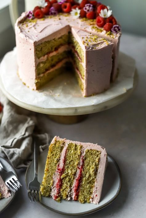 Pistachio Cranberry Cake, Cranberry Layer Cake, Raspberry Decorated Cake, Pistachio Layer Cake, Raspberry Jam Desserts, Pretty Christmas Desserts, Raspberry Mascarpone Cake, Layer Cake Ideas, Pistachio Raspberry Cake