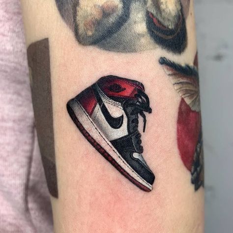 Nike Tattoo Meaning Jordan Shoes Tattoo, Jordan 1 Tattoo, Sneaker Tattoo, Simple Tatto, Nike Tattoo, Jordan Tattoo, Shoe Tattoos, Artwork Anime, Bestie Tattoo