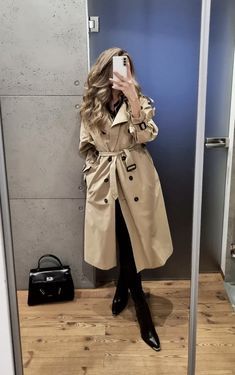 Beige Trench Coat, Nude Coat Outfit, Casual Trench Coat Outfit, Beige Trench Coat Outfit, Women Doc Martens, Trench Outfit, Korean Winter Outfits, Trench Beige, Trench Coat Outfit