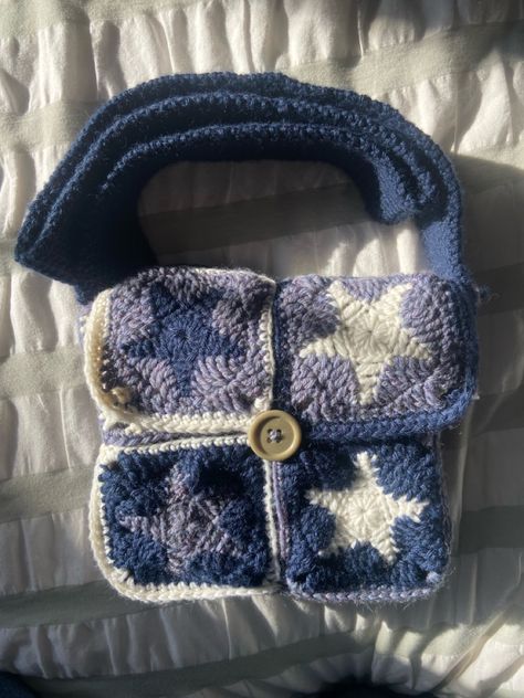 a star granny square messenger bag I made !! strap is all thermal stitch :)) Star Granny Squares Crochet, Crochet Messenger Bag Granny Square, Granny Square Messenger Bag, Star Granny Square Bag, Crochet Bags Granny Square, Star Granny Square Pattern, Crochet Star Granny Square, Star Granny Square, Crochet Messenger Bag