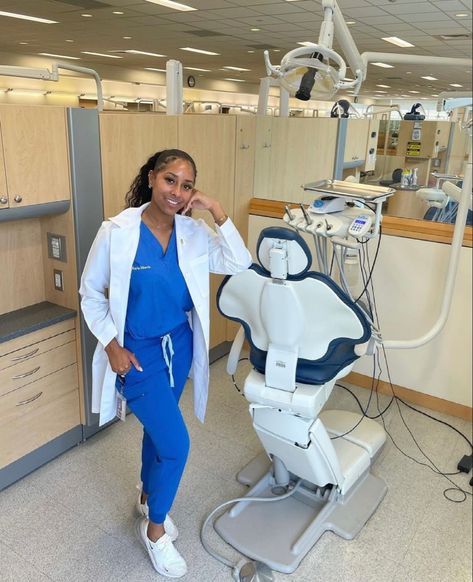 Dentist Scrubs Woman, Black Orthodontist Aesthetic, Black Dentist Women, Dentist Black Women, Black Dental Assistant Aesthetic, Dental Hygienist Black Women, Dental Nurse Aesthetic, Dentist Outfit Female, Black Dentist Aesthetic