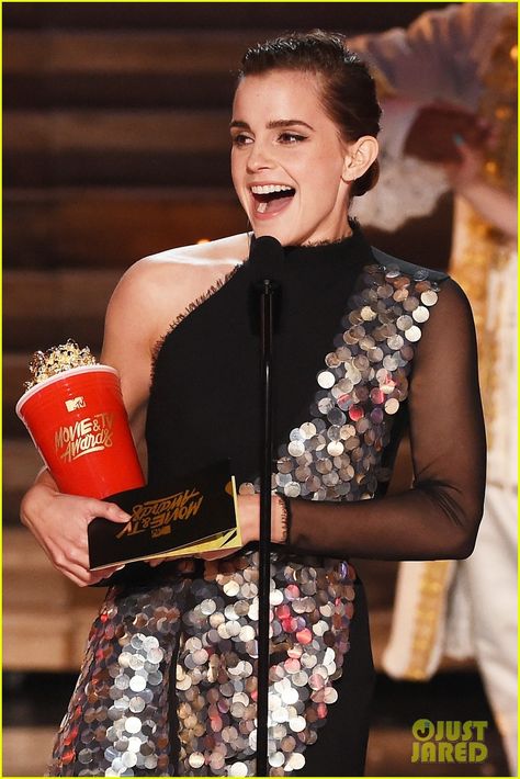 Emma Watson Wins Best Actor at MTV Awards, Celebates Diversity in Acceptance Speech (Video) Photo Emma Watson, Famous Lifestyle, Photo Star, Mtv Awards, Laura Dern, Logan Lerman, Tv Awards, Mtv Movie Awards, Movie Awards