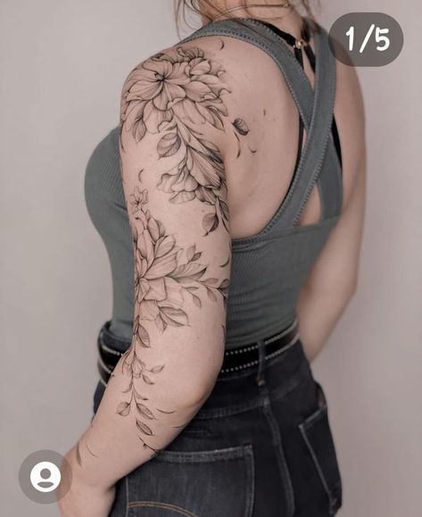 Half Sleeve Tattoo Upper Arm, Tato Naruto, Arm Wrap Tattoo, Tato Maori, Floral Arm Tattoo, Shoulder Sleeve Tattoos, Around Arm Tattoo, Wrap Around Tattoo, Tato Minimal