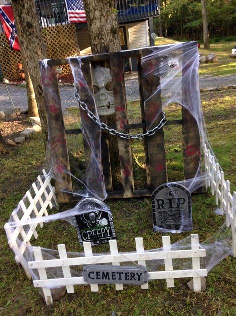 Scary Props For Halloween, Halloween Pallet Ideas, Spooky Carnival, Pallet Halloween Decorations, Halloween Decorations Indoor Scary, Spooky Diy Halloween Decor, Pallet Halloween, Halloween Camping, Scary Halloween Decorations Diy