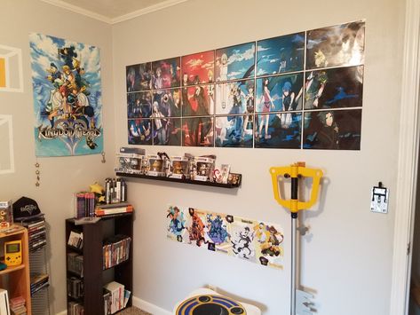 Kingdom Hearts game room Kingdom Hearts Bedroom, Kingdom Hearts Room Decor, Kingdom Hearts Decor, Nerd Living Room, Geek Room, Kingdom Hearts Games, Heart Nursery, Otaku Room, Kingdom Hearts Art