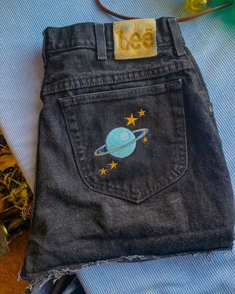 Denim Shorts Painting Ideas, Shorts Pintados, Painted Denim Shorts, Dope Fashion Outfits, Army Coat, Painted Shorts, Diy Pants, Painted Clothes Diy, Clothes Embroidery Diy