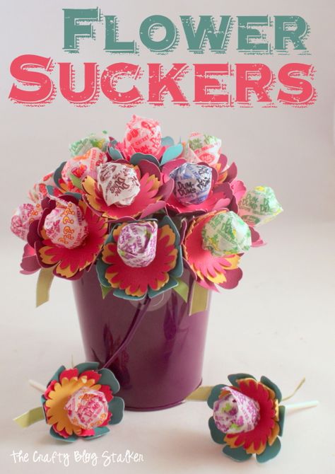 Flower Suckers So cute and so much fun to give!  Click over to the blog to see how to make your own with Cricut Flower Suckers, Sucker Bouquet, Lollipop Bouquet, Treat Packaging, Baby Shower Favors Diy, Spring Centerpiece, Unique Bouquet, Candy Crafts, Diy Craft Tutorials