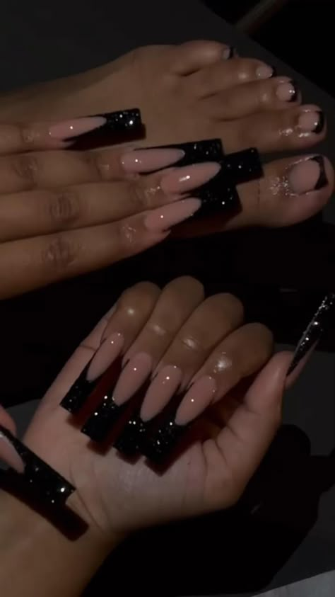 There's a new beauty trend taking over Instagram and it's absolutely stunning. Say hello to "quartz nails". Black Prom Nails, Long Black Nails, Black Toe Nails, Black Acrylic Nail Designs, Quartz Nails, Acrylic Toes, Black Acrylic Nails, Colored Acrylic Nails, Long Acrylic Nails Coffin