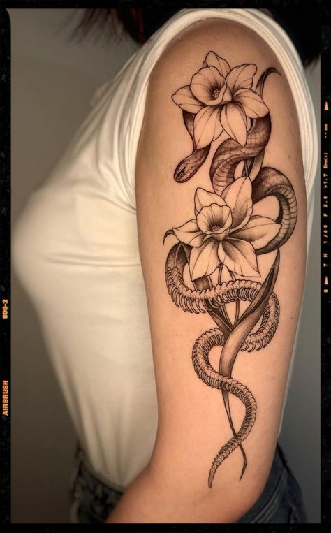 Snake and flower tattoo inspiration Snake And Daffodil Tattoo, Snake With Flowers Tattoo, Snake And Flower Tattoo, Snake And Flowers Tattoo, Honeysuckle Tattoo, Snake Flower, Daffodil Tattoo, Ink Therapy, Tulip Tattoo