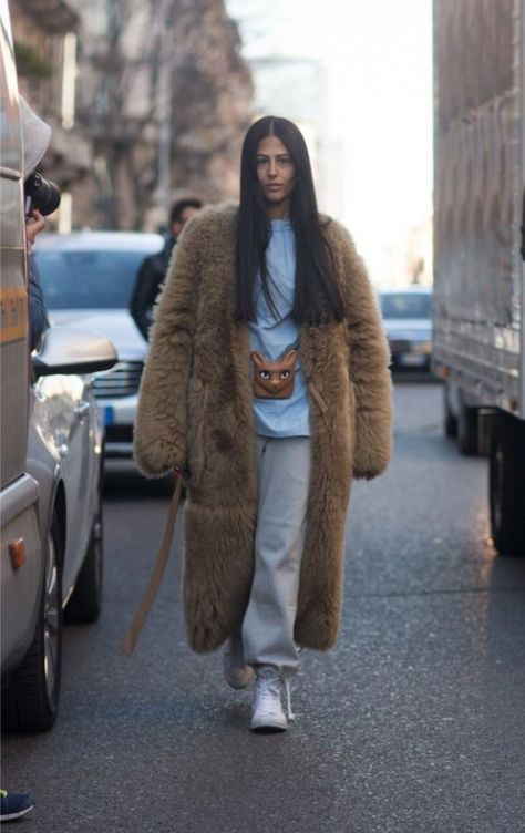 Fur Coat Street Style, Mens Fashion Week Street Style, Winter Street Style, Gilda Ambrosio, Wu Wear, Knit Sweater Coat, Milan Street Style, Winter Street, Street Style Edgy