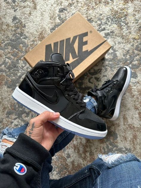 Sneaker Closet, Pink Jordans, Pretty Sneakers, Trendy Shoes Sneakers, Outfits For School, Air Jordan 1 Mid Se, Fashion Shoes Heels, Pretty Shoes Sneakers, Jordan Shoes Retro