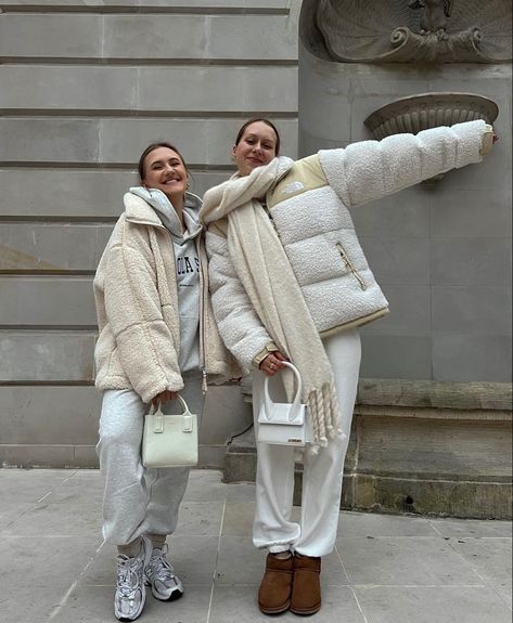 Big White Jacket Outfit, Puffer Jacket Outfit Biege, White Puffer Outfit Winter, Cream Puffer Jacket Outfit Winter, Chunky Jacket Outfit, White Oversized Jacket Outfit, White Padded Jacket Outfit, Elegant Puffer Jacket, Creme Puffer Jacket Outfits