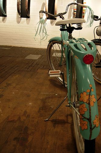 Bike Painting Ideas, Bike Makeover, Painted Bicycle, Painted Bike, Bike Painting, Bike Decorations, Bike Diy, Paint Bike, Biking Diy