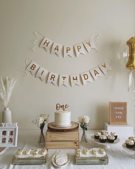 First Birthday Desert Table, 1st Birthday Cake Table Ideas, 1st Birthday Gender Neutral, One Year Birthday Table Decoration, Simple Cake Table Decor Birthday Parties, Dessert Table First Birthday, Neutral First Birthday Cake, Neutral One Year Birthday, First Birthday Centerpiece Ideas