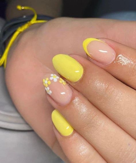 Easter Natural Nails, Yellow Biab Nail Art, Short Almond Acrylic Nails Yellow, Nail Designs Yellow Nails, Easter Powder Dip Nails, Easter Yellow Nails, Yellow Short Nails Design, Easter Dip Powder Nails, Yellow Easter Nails