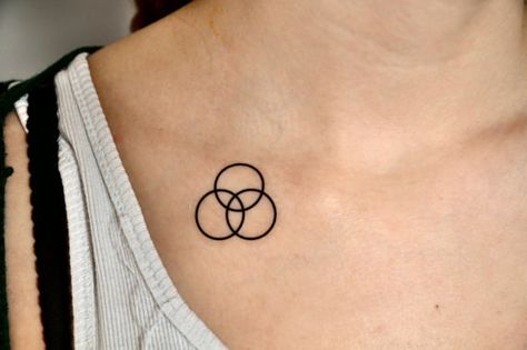 A minimalist interlocking circles temporary tattoo. Circle Tattoo Meaning, Siblings Tattoos, Sibling Tattoo Ideas, Minimal Tattoo Design, Circle Tattoos, Circle Tattoo, Geometry Tattoo, Sister Tattoo, Sibling Tattoos