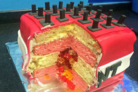 Maincraft Cake, Cakes To Make At Home, Minecraft Tnt Cake, Minecraft Tnt Block, Tnt Cake, Minecraft Cake Ideas, Cookie Cake Icing, Home Creative Ideas, Gaming Cake