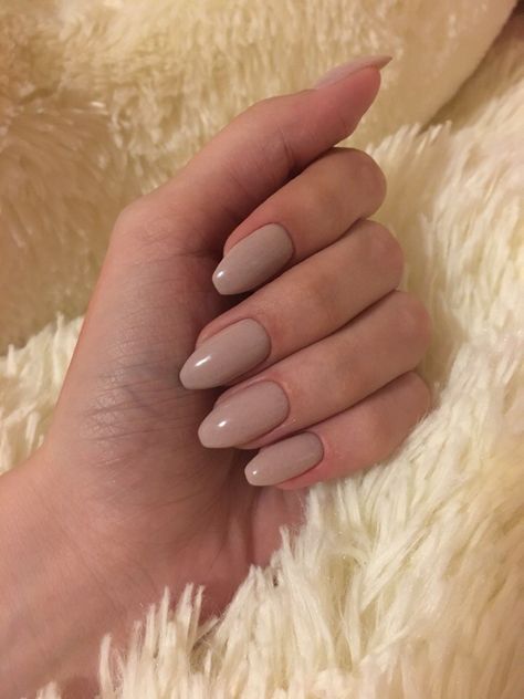 Neutral Nails On Pale Skin, Basic Nails Colors, Work Nails Professional, Nails Beige, Taupe Nails, Unghie Sfumate, Shellac Manicure, Plain Nails, Simple Gel Nails