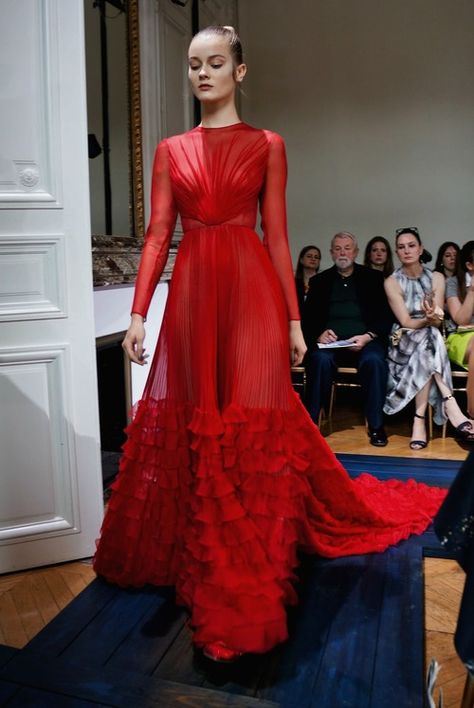 Valentino Haute Couture Fall/Winter 2012 Red Dress Maxi Dress Outfit Fall, Valentino Haute Couture, Valentino Couture, Valentino Rossi, Gorgeous Gowns, Mode Inspiration, Couture Dresses, Fancy Dresses, Red Fashion