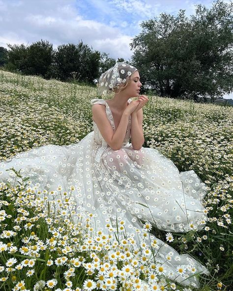 Todas las publicaciones • Instagram Floral Embroidered Wedding Dress, Embroidered Lace Wedding Dress, Embroidered Daisies, Lavender Gown, Teuta Matoshi, Lace Corset Dress, Bow Straps, Embroidered Wedding Dress, Lace Ball Gowns