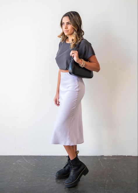 gray cropped tee with lavander mid skirt, matched with doc martens Denim Midi Skirt Doc Martens, Tee With Skirt, Doc Martin Outfits, Mid Skirt, Casual Skirt Outfits, Denim Midi Skirt, Cropped Tee, Skirt Outfit, Grey Tee