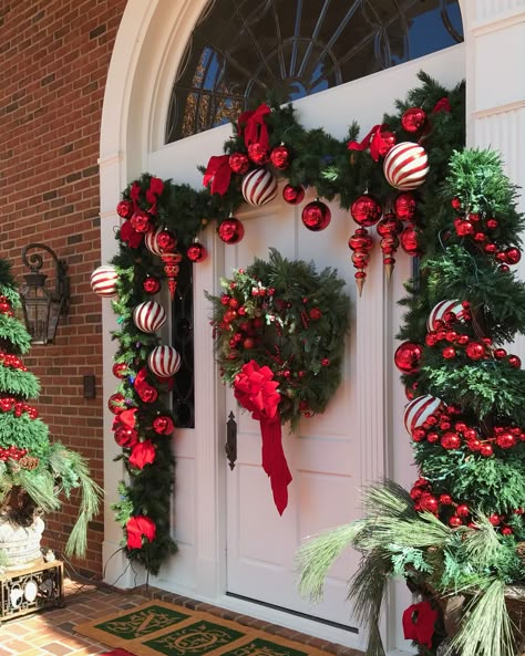 Outdoor Christmas Garland, Christmas Lights Garland, Christmas Lights Ideas, Front Door Christmas Decorations, Christmas Nails Red, Front Door Christmas, Christmas Front Door, Christmas Wallpaper Iphone, Christmas App Icons