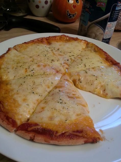 Positively ME: {Gluten Free} Cheese Pizza @Home! Pizza Home, Cheese Crust Pizza, Food Babe, Food Therapy, Delicacy Food, Frozen Pizza, Yummy Comfort Food, Gluten Free Cheese, Think Food